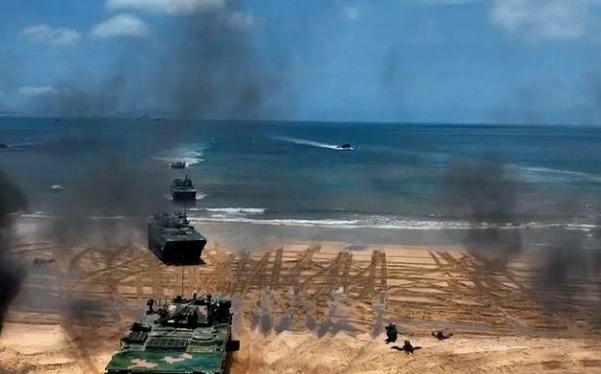 解放軍不斷強化軍備威脅台海和平。圖為解放軍兩棲登陸作戰演習。 圖：翻攝自 地球村的故事