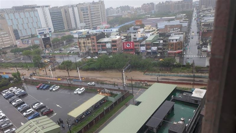 豪雨一度導致台灣鐵路內壢至埔心段，及楊梅至富岡段因雨水淹過鐵軌，造成雙向無法通行。(圖為內壢火車站) 圖：翻攝自記者爆料網
