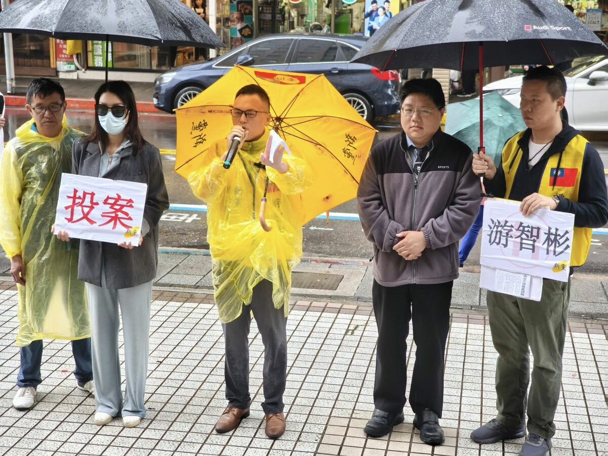 游智彬（中）今與新黨幹部召開記者會，批內政部和移民署涉嫌洩密、圖利，揚言將於明日遞狀告發。（翻攝自游智彬臉書）
