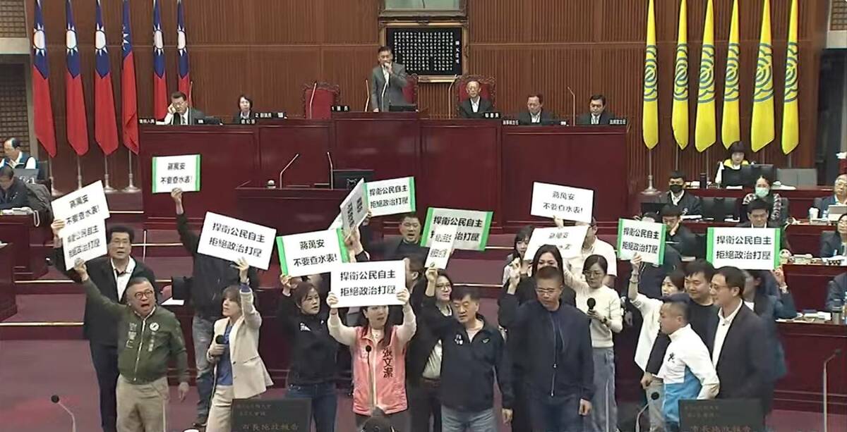 台北市長蔣萬安今（10）日赴台北市議會施政報告，台北市議會民進黨團針對罷免團體及連署站遭「查水表」一事提出嚴正抗議，要求蔣市府落實行政中立，捍衛公民自主，拒絕政治打壓。 圖：擷自台北市議會直播