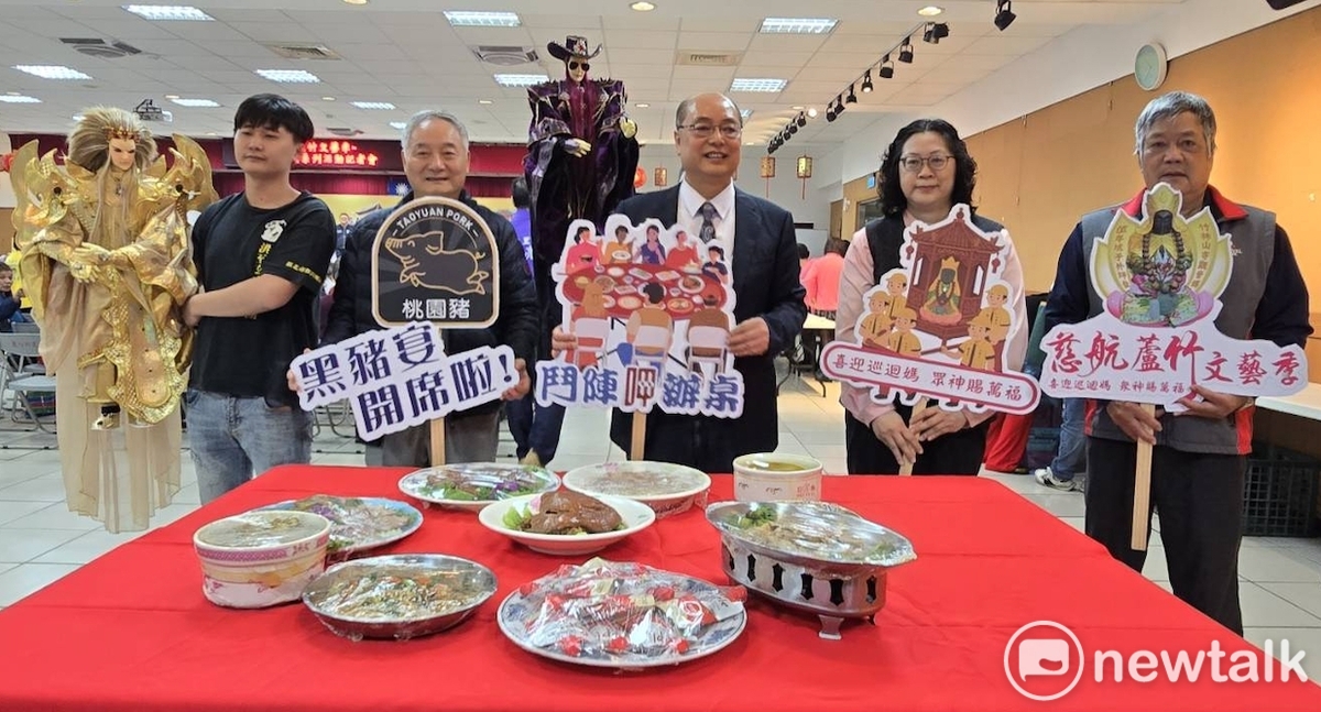 「廟埕辦桌饗宴」開放信眾認桌每桌僅3500元，就可享用桃園「黑桃豬」等美味料理。 圖：林昀真/攝