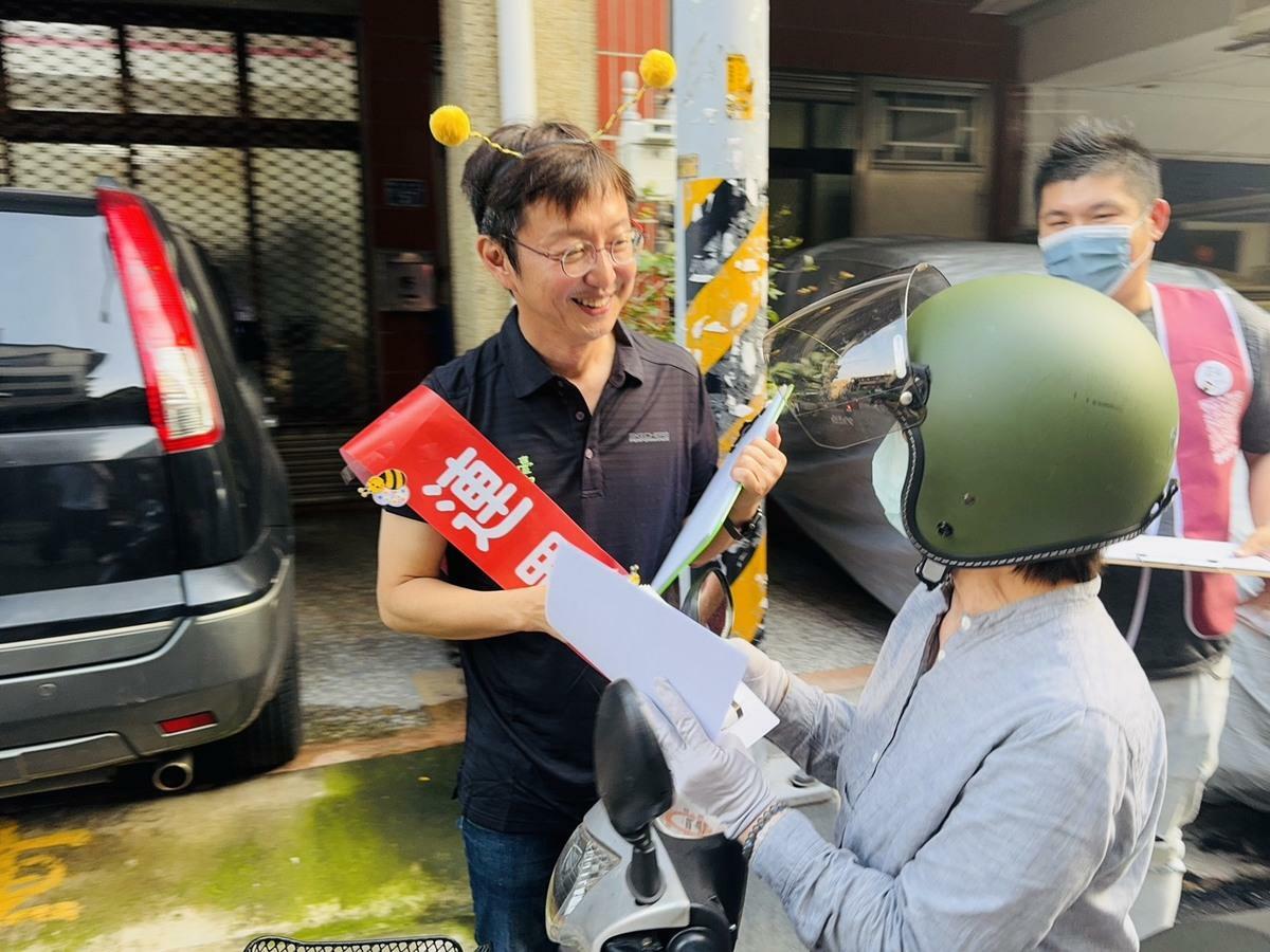 民進黨台中市議員江肇國化身「連署小蜜蜂」，展開巷戰式行動。 圖：江肇國/提供
