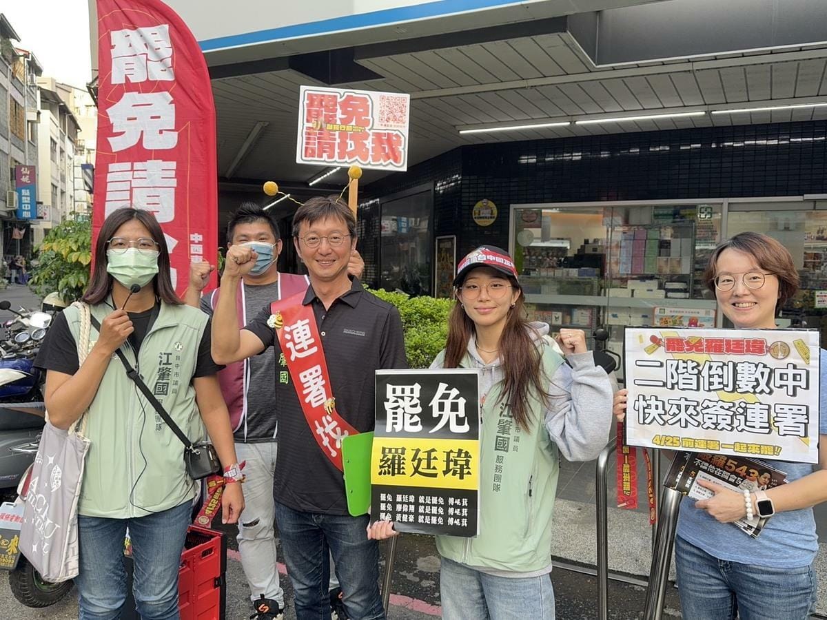民進黨台中市議員江肇國化身「連署小蜜蜂」，展開巷戰式行動。 圖：江肇國/提供