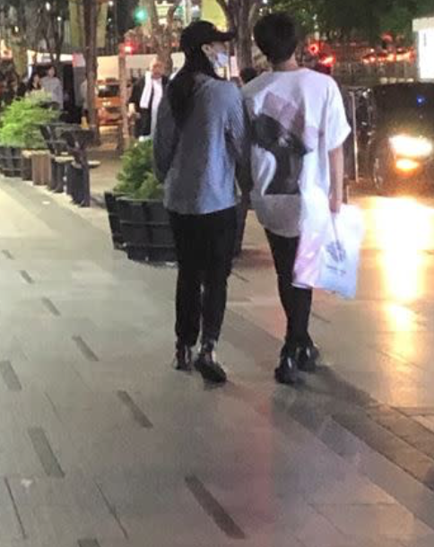 李鎮浩曬出2019年，金賽綸與其他男性在街頭互動親密的照片。昨(10)日金賽綸家屬提出反駁，表示該時間金賽綸是和女性友人在一起，打臉李鎮浩的爆料。 圖：翻攝自李鎮浩YT頻道