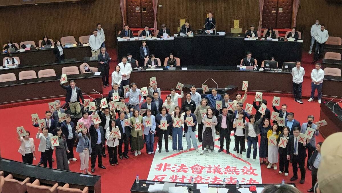 藍白強行通過3月25日立法院會議事錄，民進黨團怒控非法會議、表決無效，韓國瑜是民主殺手。 圖：翻攝自陳培瑜Threads
