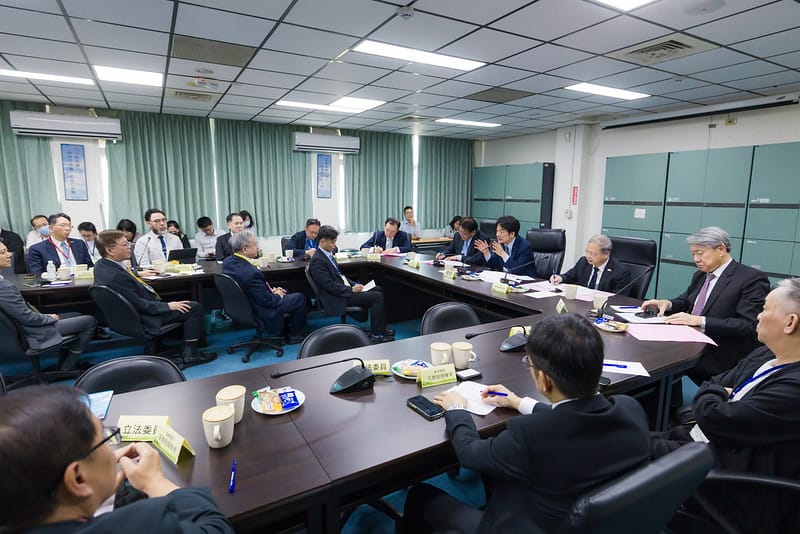 賴清德總統今（11）天上午10時到位於台中的經濟部產業園區管理局產業園區環境保護中心與機械器具業者座談2小時。 圖：總統府提供