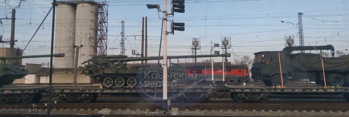 一列載有 7 至 8 輛北韓製造的「Koksan」自走砲和軍用卡車的火車在克里米亞北部被發現。 圖：翻攝自 NOELREPORTS X 帳號