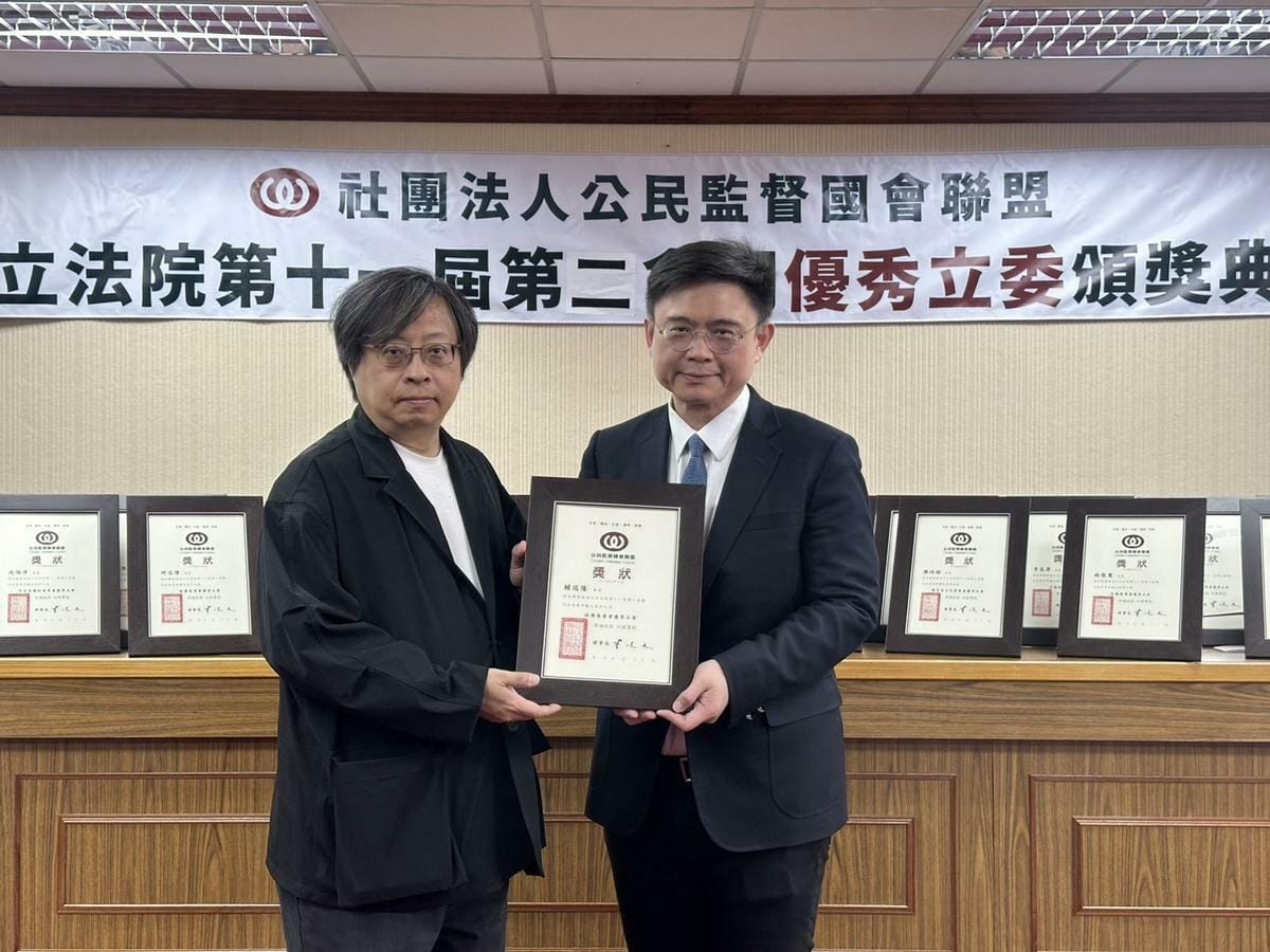 賴瑞隆(右)連續18會期獲選優秀立委。 圖：賴瑞隆服務處/提供
