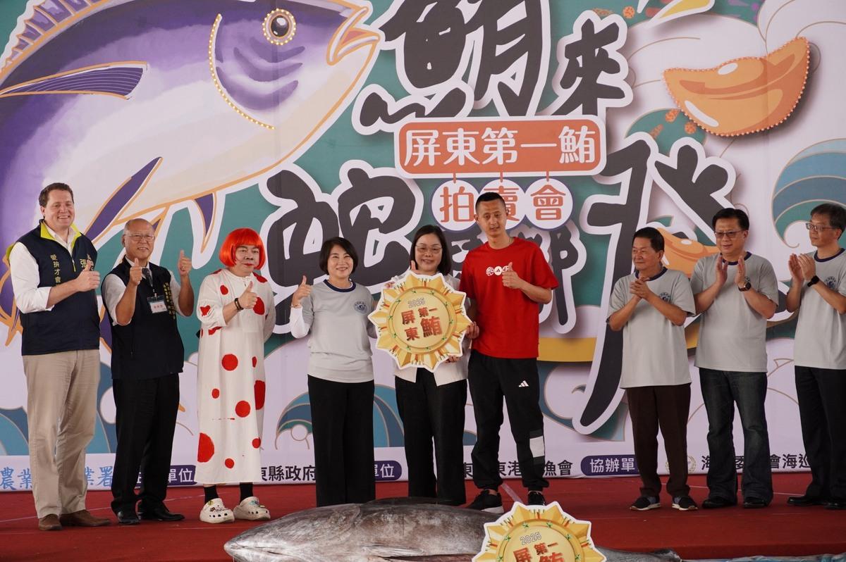 屏東第一鮪拍賣會登場 ，澎坊股份有限公司連三年得標。 圖：屏東縣政府/提供