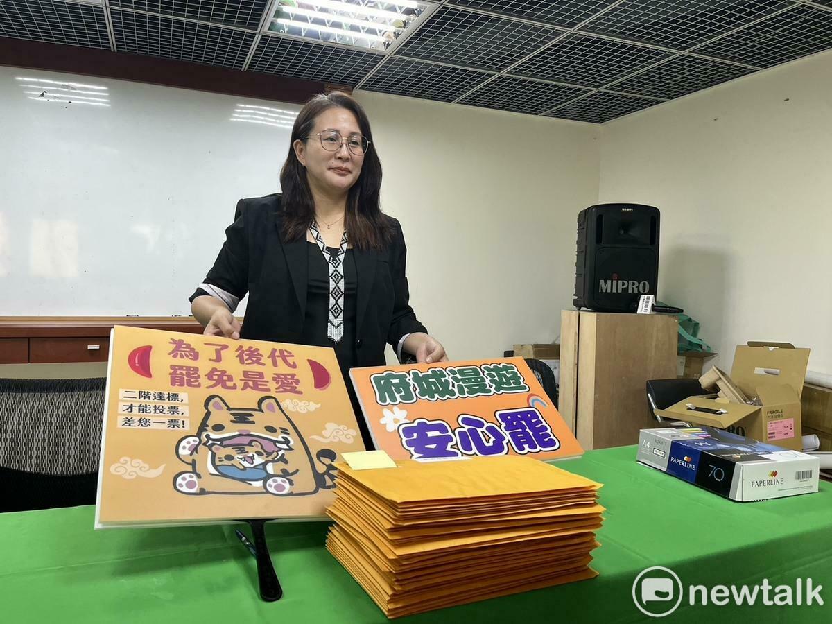 谷暮．哈就表示，目前尚未結合全部黨公職連署書數量，單就市黨部連署已經逾千份，其中以新竹市選區鄭正鈐、台中市第5選區黃健豪、台中市第4選區廖偉翔、台中市第6選區羅廷瑋、台北市第4選區李彥秀位居前五名。由於新竹市長高虹安也在二階罷免連署之列，不少民眾簽署立委罷免之外，也指名要連署罷免高虹安，份數甚至超過李彥秀。 圖：民進黨台南市黨部提供