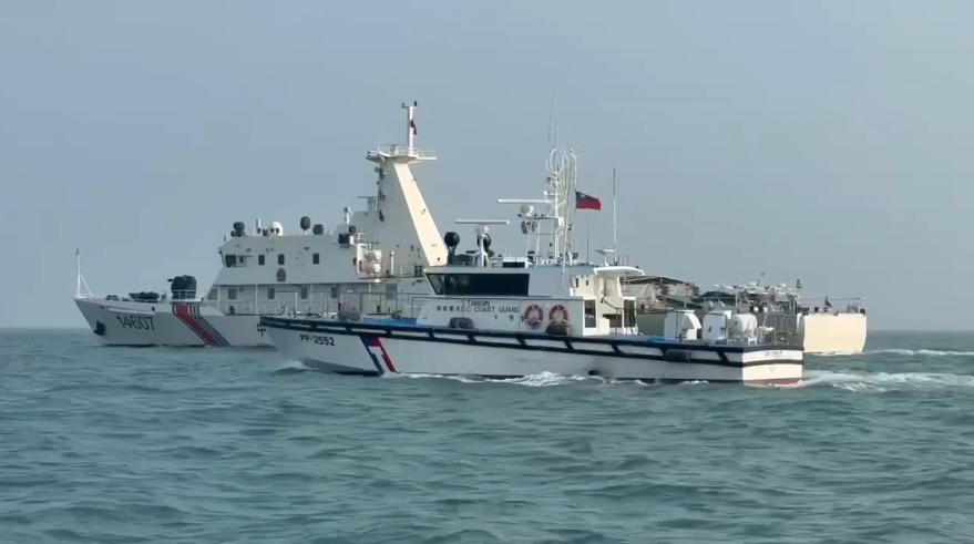 海巡署金馬澎分署第十二巡防區連續兩日偵獲中國海警船出現於金門周邊海域，均立即迅速調動巡防艇能量，並前推至限制水域線上部署對應。 圖：海巡署提供