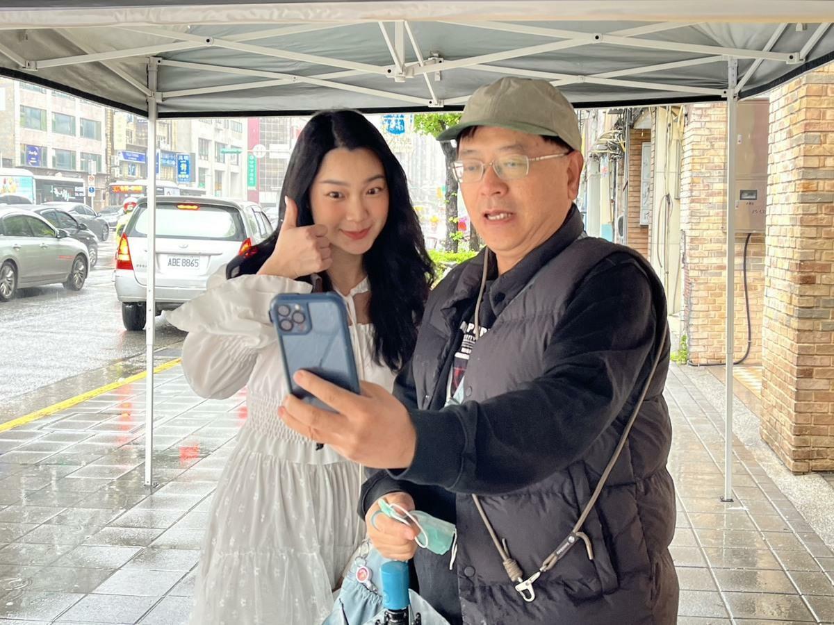 《Newtalk新頭殼》專訪阿美當天，罷團連署時正下著大雨，許多民眾仍熱情連署跟要求合影。 圖：金大鈞/攝