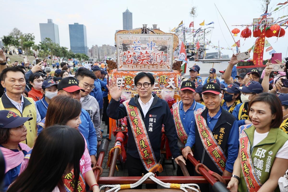 陳其邁(中)與多位民代及貴賓接海巡媽鑾轎入場。 圖：高雄市歷史博物館/提供