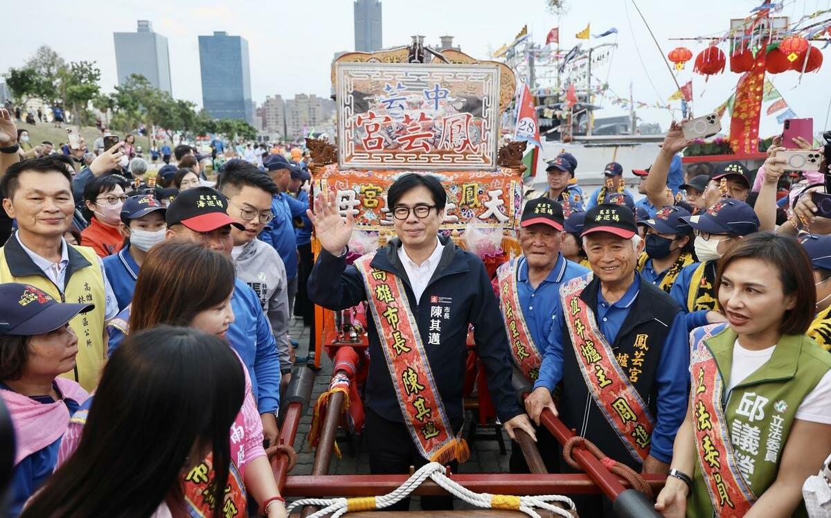 鳳芸宮媽祖海巡返程駐駕高雄港 陳其邁發放壓轎金保平安