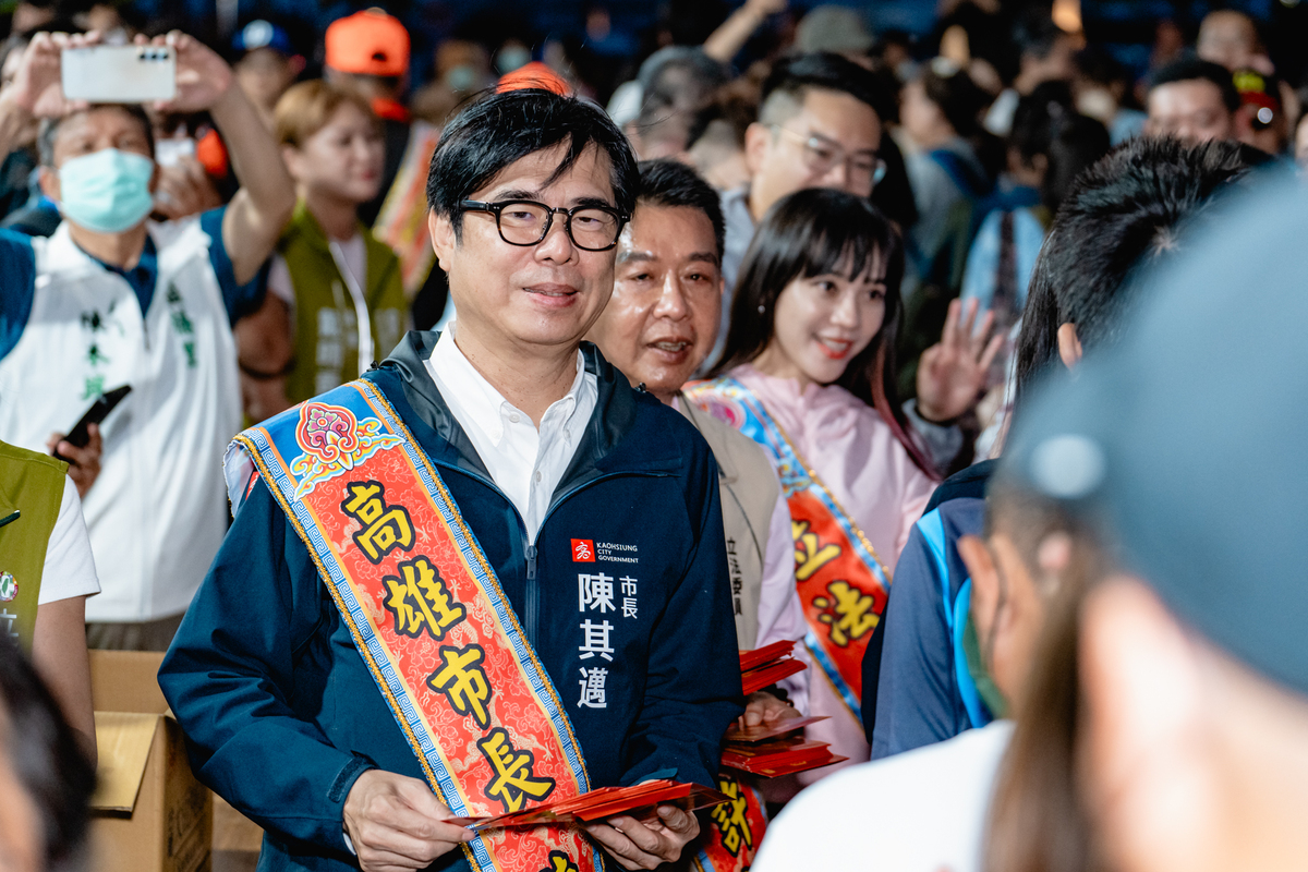 陳其邁現場發送市府準備的壓轎金。 圖：高雄市歷史博物館/提供