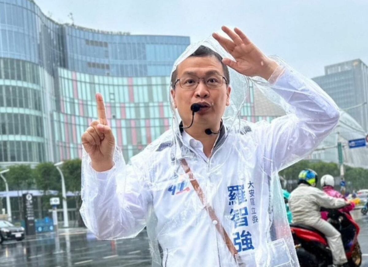 羅智強宣稱，「糧草告急」面臨財務危機，妻子要他把房子拿去抵押。 圖：翻攝羅智強臉書