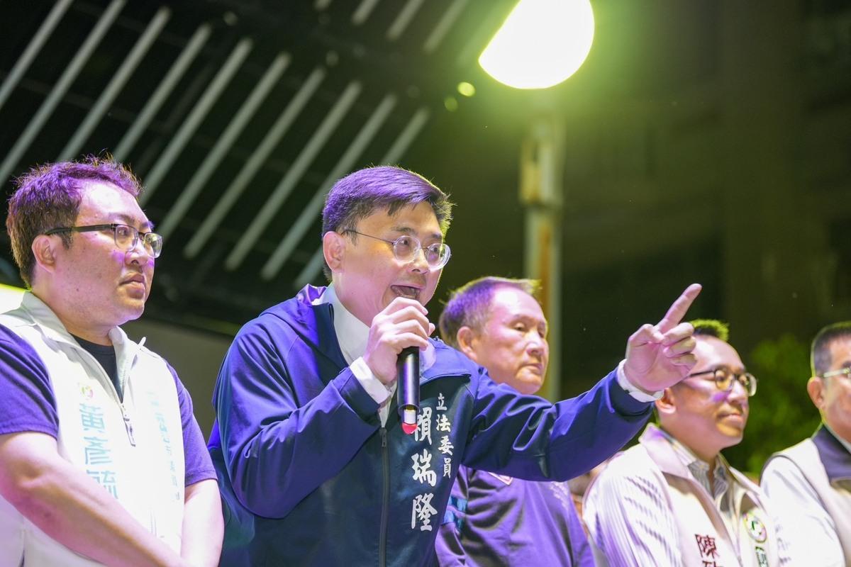賴瑞隆(左二)批藍白聯手濫刪亂凍總預算，不但影響國家正常運作，也重創高雄地方建設。 圖：賴瑞隆服務處/提供