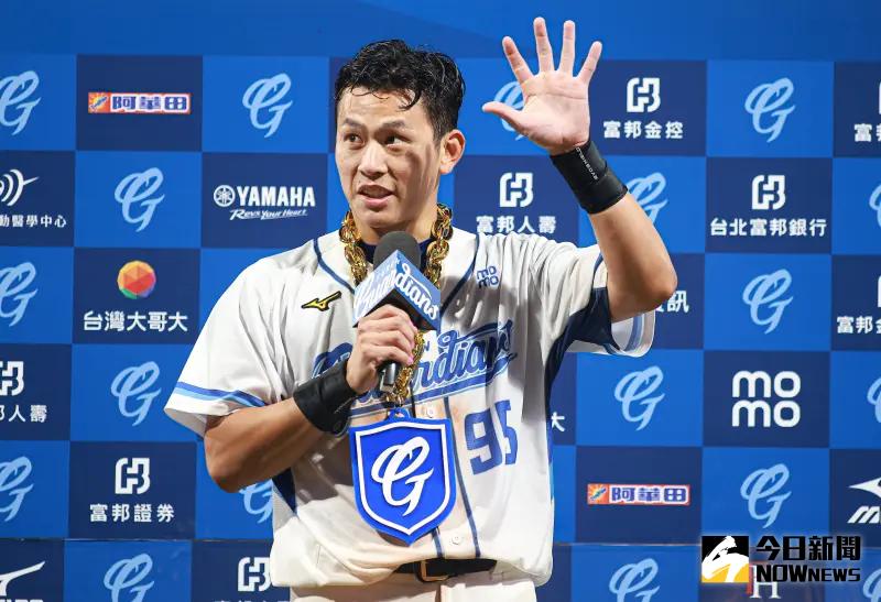 富邦悍將捕手戴培峰在對台鋼雄鷹的比賽中，敲出關鍵逆轉三壘安打。 圖：葉政勳/攝（資料照片）