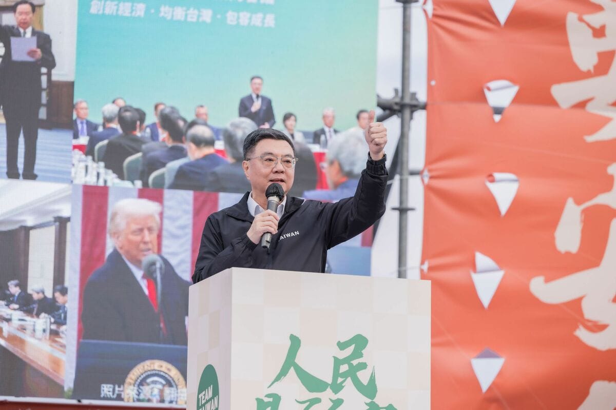 民進黨今（12日）赴新竹啟動「人民是頭家」政策宣講，行政院長卓榮泰致詞時表示，在昨晚談判過程中，美方除了關注貿易逆差與再工業化外，更關心是否能解決「非關稅貿易障礙」，而且特別在意台灣是否會淪為中國的洗產地。 圖：民進黨提供