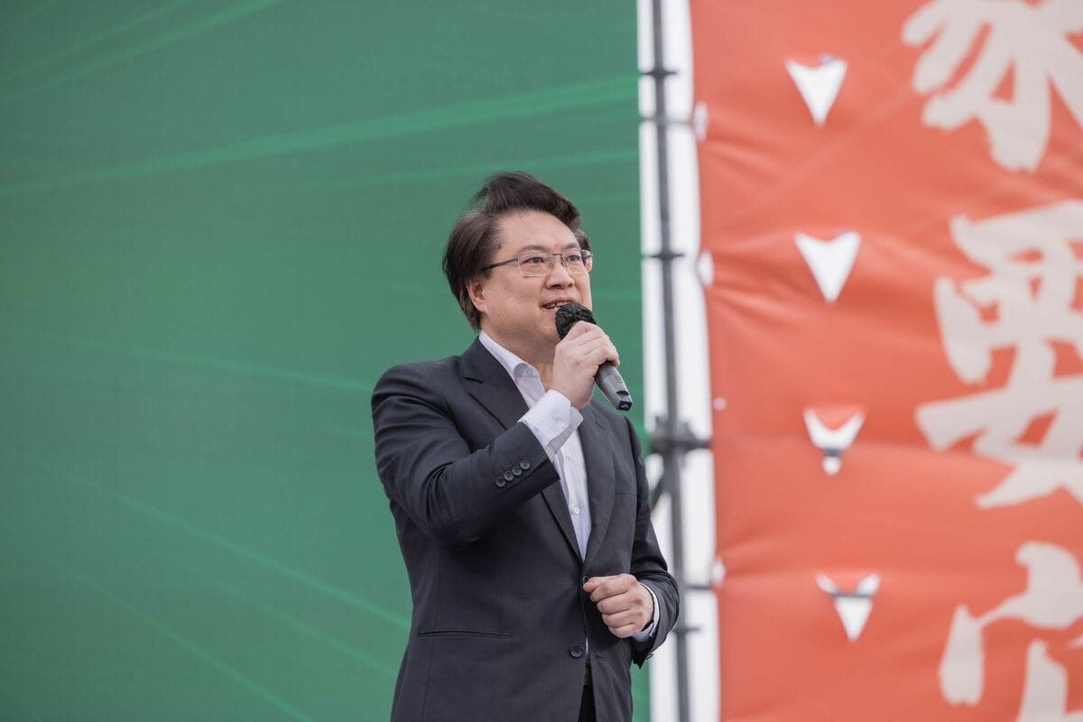 民進黨「人民是頭家」政策宣講會今（12）日前進新竹市，民進黨秘書長林右昌表示，藍白永遠只有一招，就是與中國綁一起，根本是請鬼拿藥單。 圖：民進黨提供