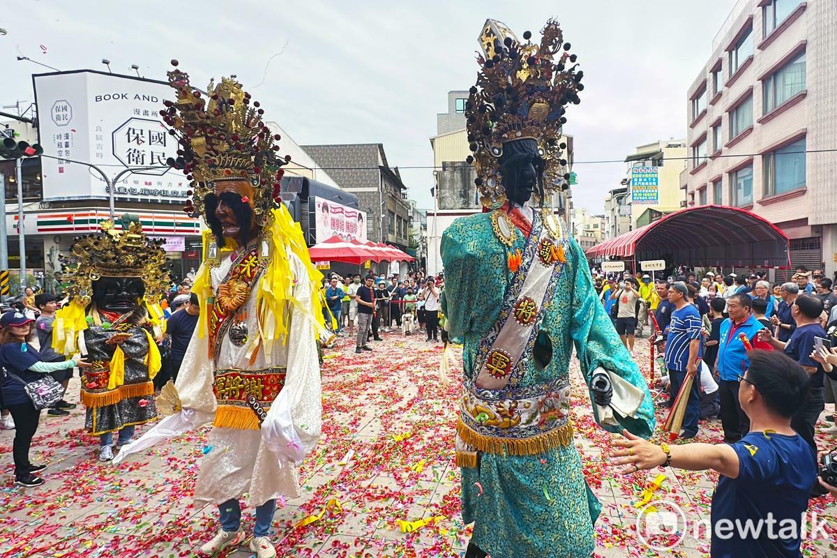 臺南市府城隍廟號召全臺南的七爺、八爺神將出巡，舉辦「神將開道護正義」踩街遊行活動，集結14間廟宇響應，讓「范謝將軍」成為霸凌受害者的告解神明，尋求精神紓壓依託，成為首次結合身心衛教話題的宗教遶境活動。 圖：台南市政府提供