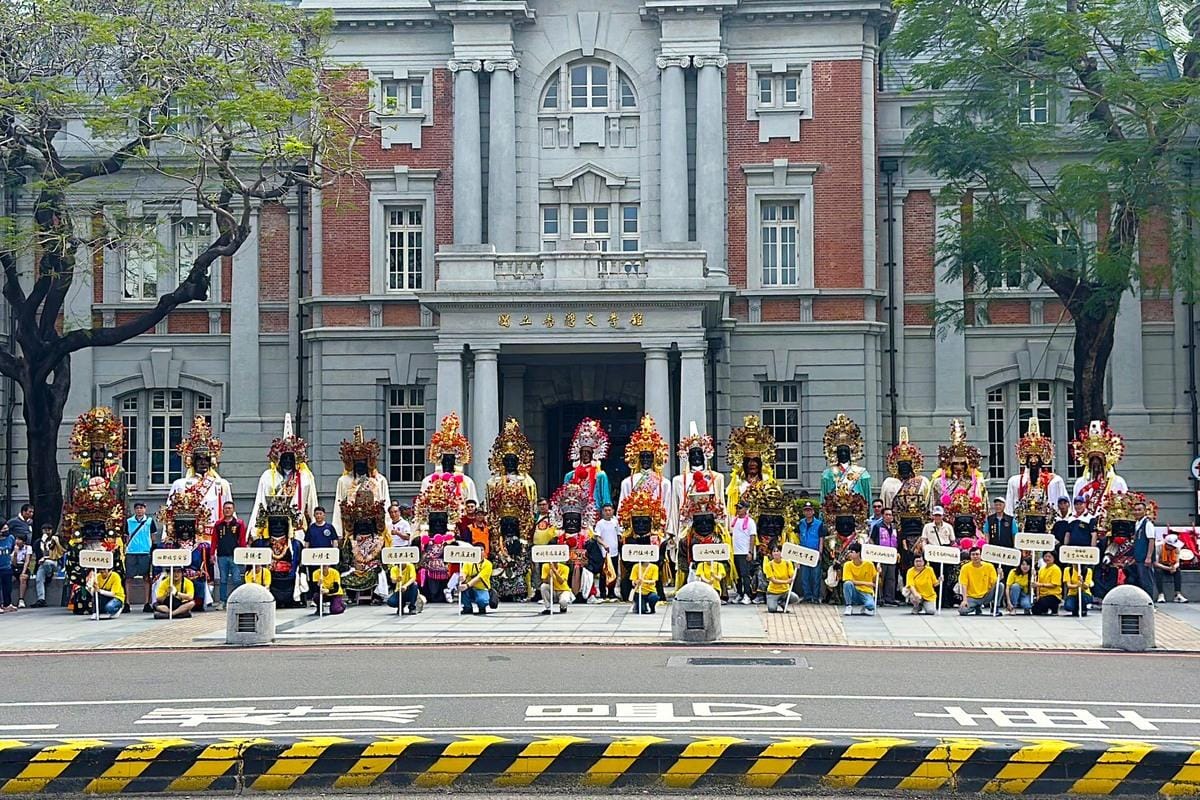 臺南市府城隍廟號召全臺南的七爺、八爺神將出巡，舉辦「神將開道護正義」踩街遊行活動，集結14間廟宇響應，讓「范謝將軍」成為霸凌受害者的告解神明，尋求精神紓壓依託，成為首次結合身心衛教話題的宗教遶境活動。 圖：台南市政府提供