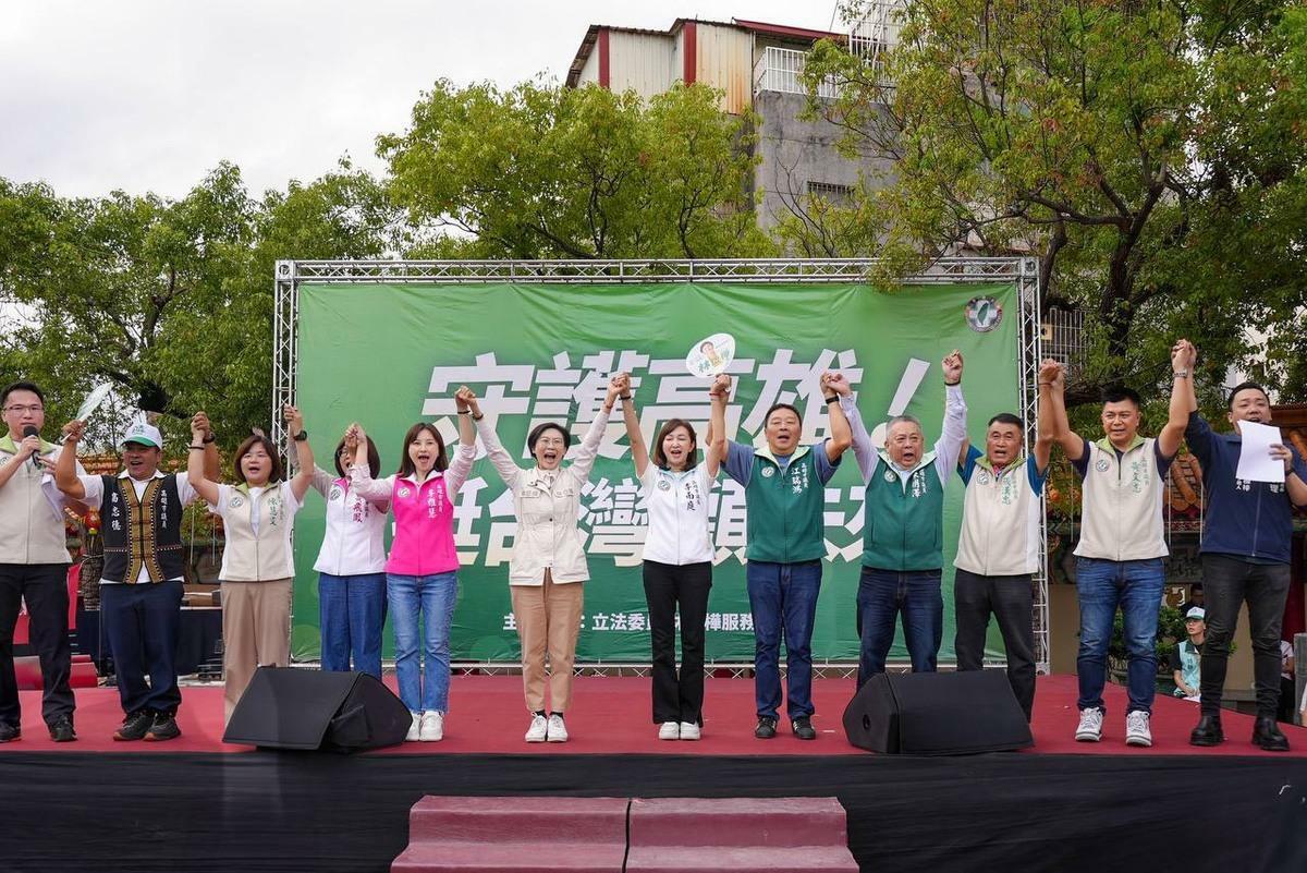 民進黨高雄市議員上台為林岱樺站台。 圖：林岱樺服務處提供
