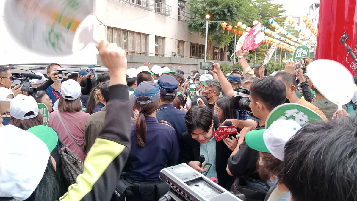 林岱樺座車準備離去時，一旁支持者鼓譟高喊「加油」。 圖：孫家銘攝