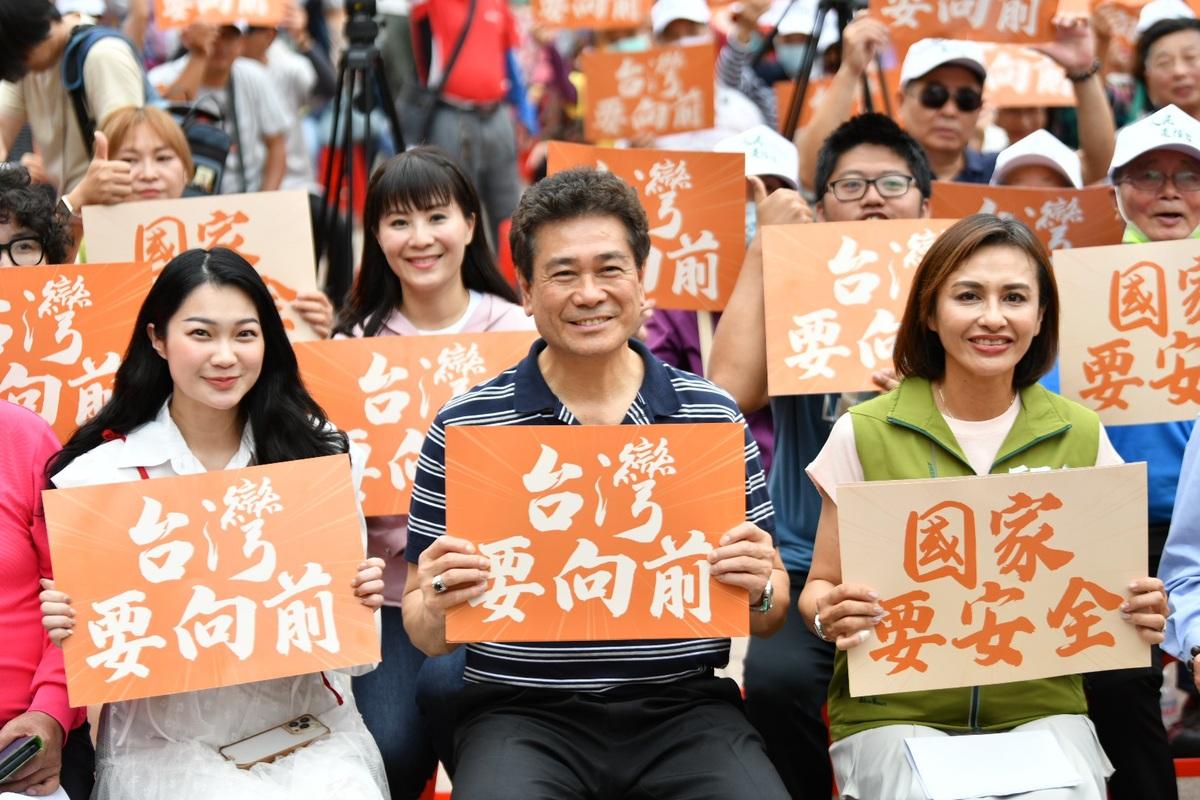 邱議瑩(右)邀中職「假日飛刀手」陳義信(中)出席「挺台灣  護未來」宣講會。 圖：邱議瑩服務處/提供