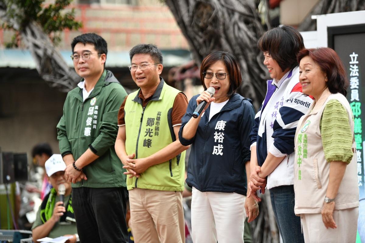 高雄市議長康裕成(中)率多位議員到場力挺邱議瑩。 圖：邱議瑩服務處/提供