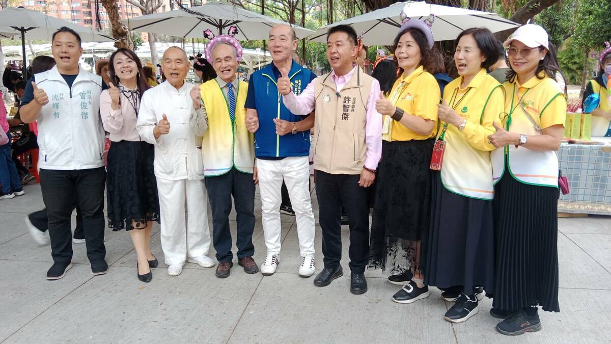 許智傑(右四)參加「天圓&amp;福山攜手有愛公益捐血」嘉年華活動。 圖：孫家銘攝