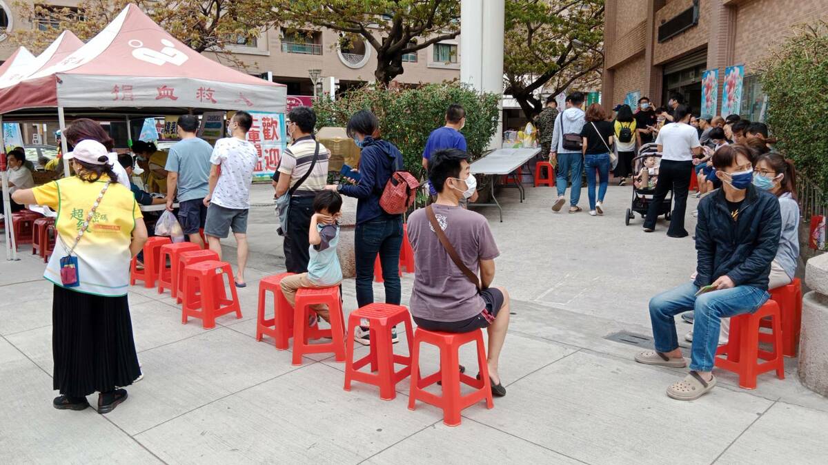 嘉年華活動現場民眾排隊等候捐血。 圖：孫家銘攝