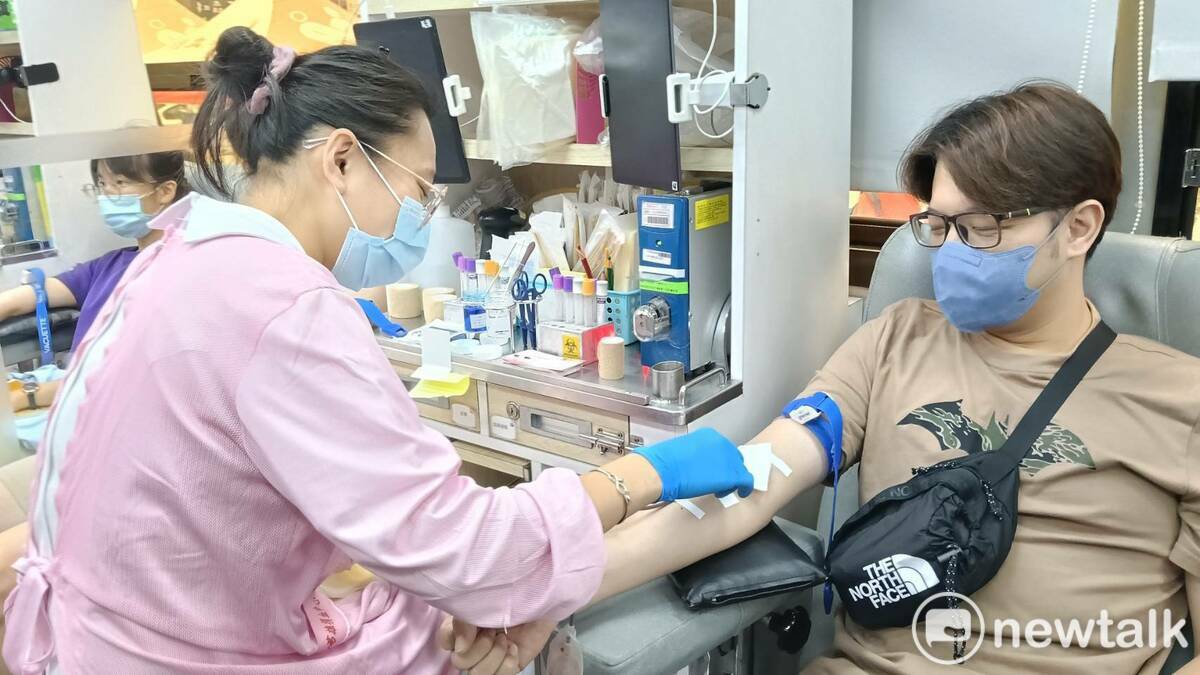 食藥署修正捐血規範，放寬年齡限制、擴增暫緩條件，提升參與率並加強用血安全。（圖為捐血示意） 圖：孫家銘／攝（資料照）