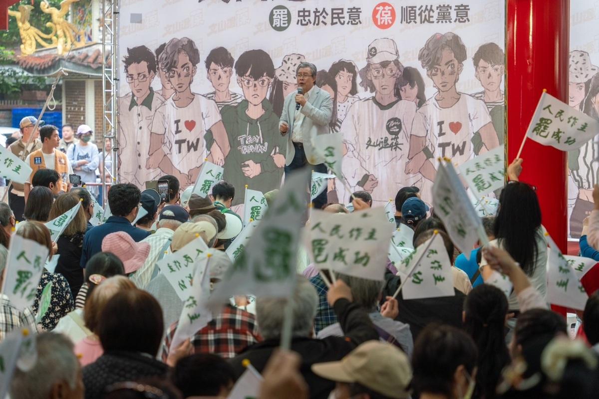 金鐘歌王楊烈除現場演唱知名歌曲「如果能夠」外，也表示我們生長在台灣，保護這塊土地是理所當然的事情，這段時間要「不罷不休」，不能讓藍白把台灣送給中國。 圖：「文山退葆」提供
