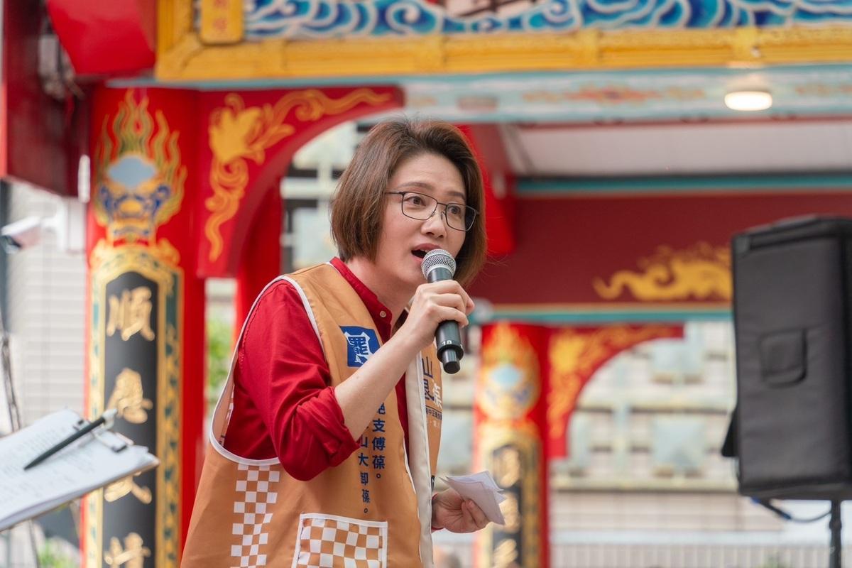 「大罷免，大集合」宣講活動，由台北市議員林延鳳主持。 圖：「文山退葆」提供