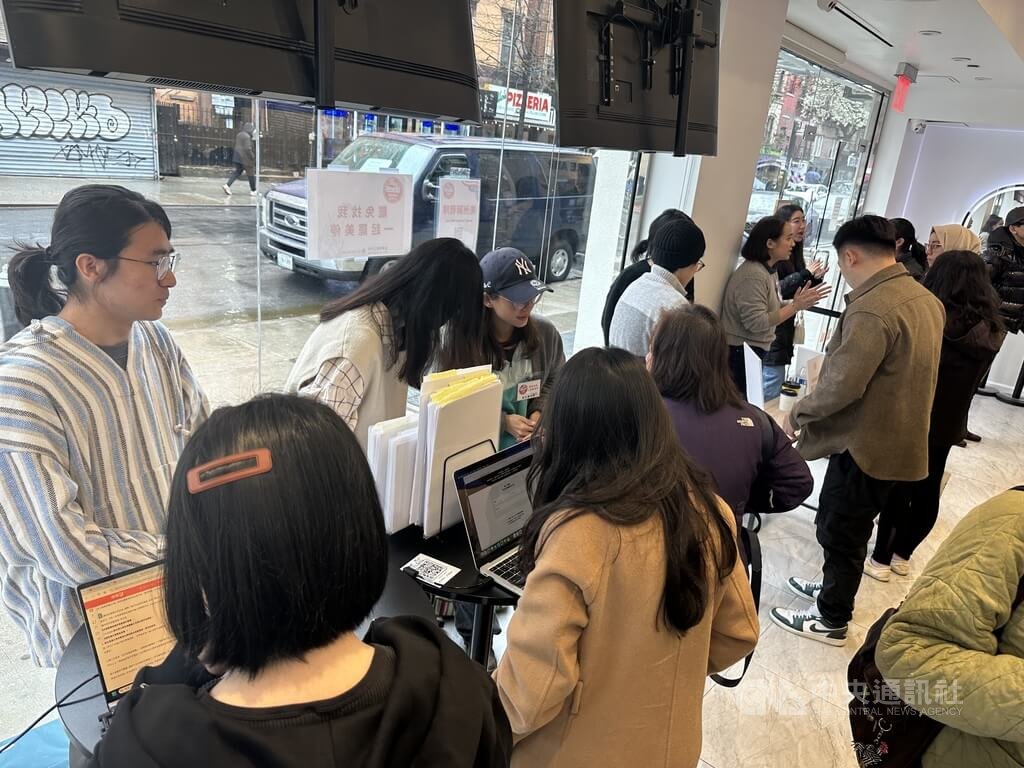 「台美聯罷工作站」志工在紐約曼哈頓東村著名茶飲店舉行快閃連署活動。 圖/中央社