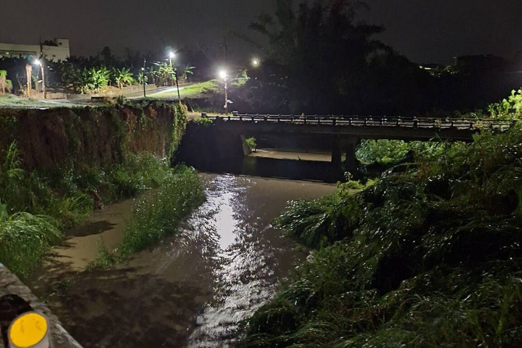 中央氣象署13日凌晨發布大雷雨訊息，台南市列為警戒區，大雷雨持續時間約2小時30分。台南市政府啟動緊急應變措施，經監測未發現積淹水等災情。 圖/中央社(台南市政府提供)