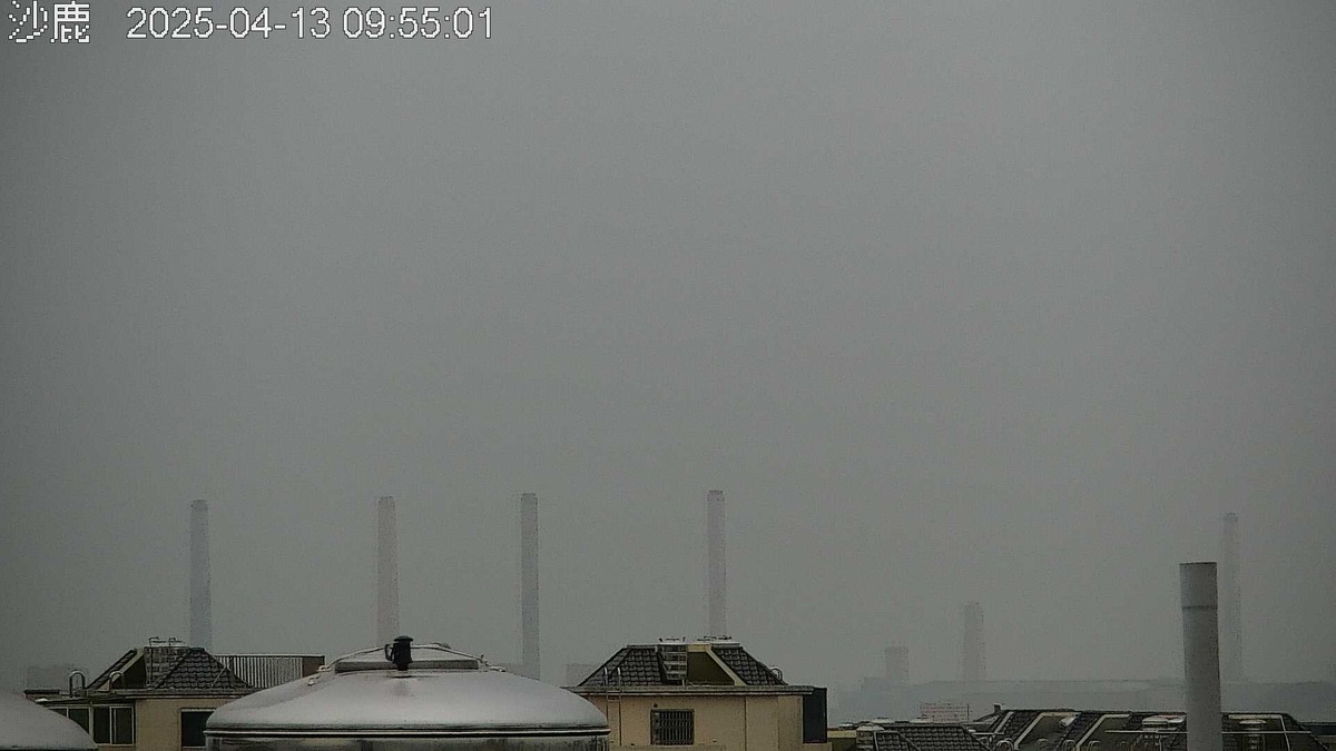 外出口罩戴好！今(13)日東北季風增強，東北風挾帶境外境外污染物影響臺灣及離島，迎風面空品多為橘色提醒至紅色警示等級。 圖：翻攝自空品監測網