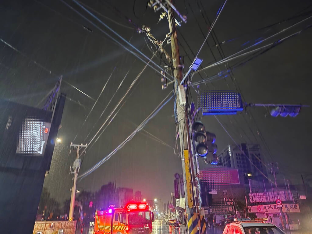 高雄市岡山區13日凌晨因豪雨造成高壓線路斷線，造成1350戶停電。 圖/高雄市消防局提供