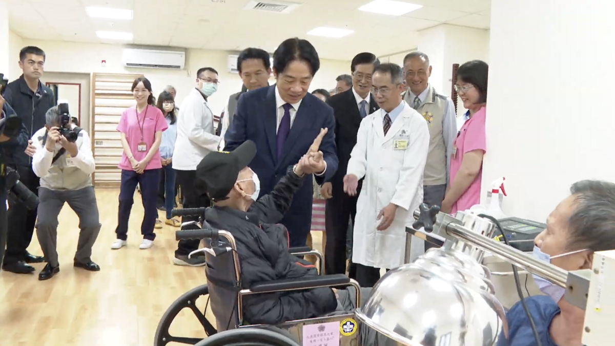 賴清德總統昨天下午視導暨慰問台南榮譽國民之家。 圖：總統府 / 提供