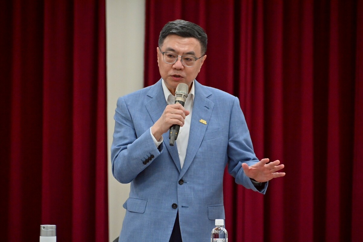卓榮泰到高雄農業改良場與業者舉行座談。 圖：行政院/提供