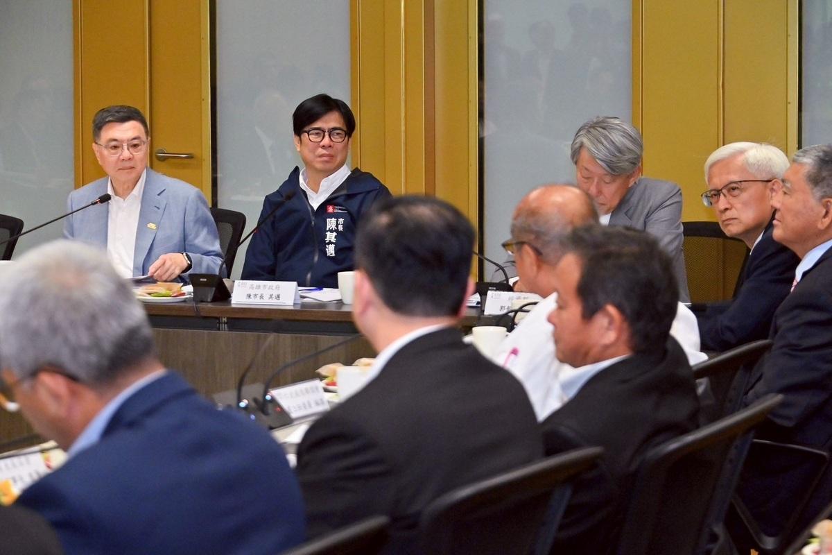 陳其邁(左二)列席行政院與高雄產業業者座談會。 圖：行政院/提供
