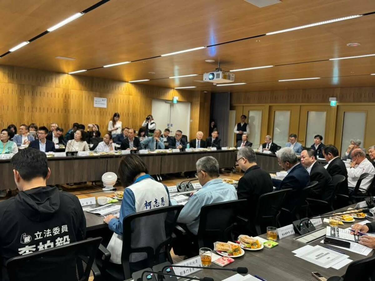 行政院舉辦高雄產業座談會，與業者面對面討論如何因應美國對等關稅衝擊。 圖：柯志恩團隊/提供
