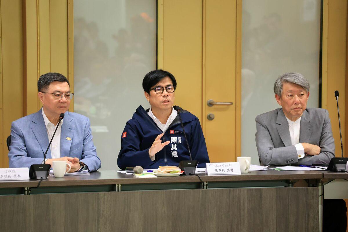 陳其邁(中)呼籲化此次關稅危機為轉機，協助企業根留台灣、布局全球。 圖：高雄市政府/提供