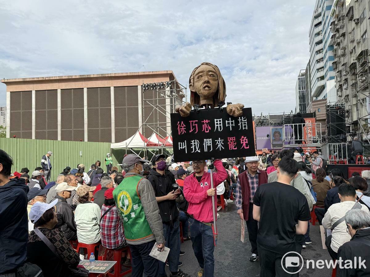 民進黨「人民是頭家」宣講台北場，有民眾製作國民黨立委徐巧芯的中指肖像，宣傳罷免。 圖：周煊惠 / 攝