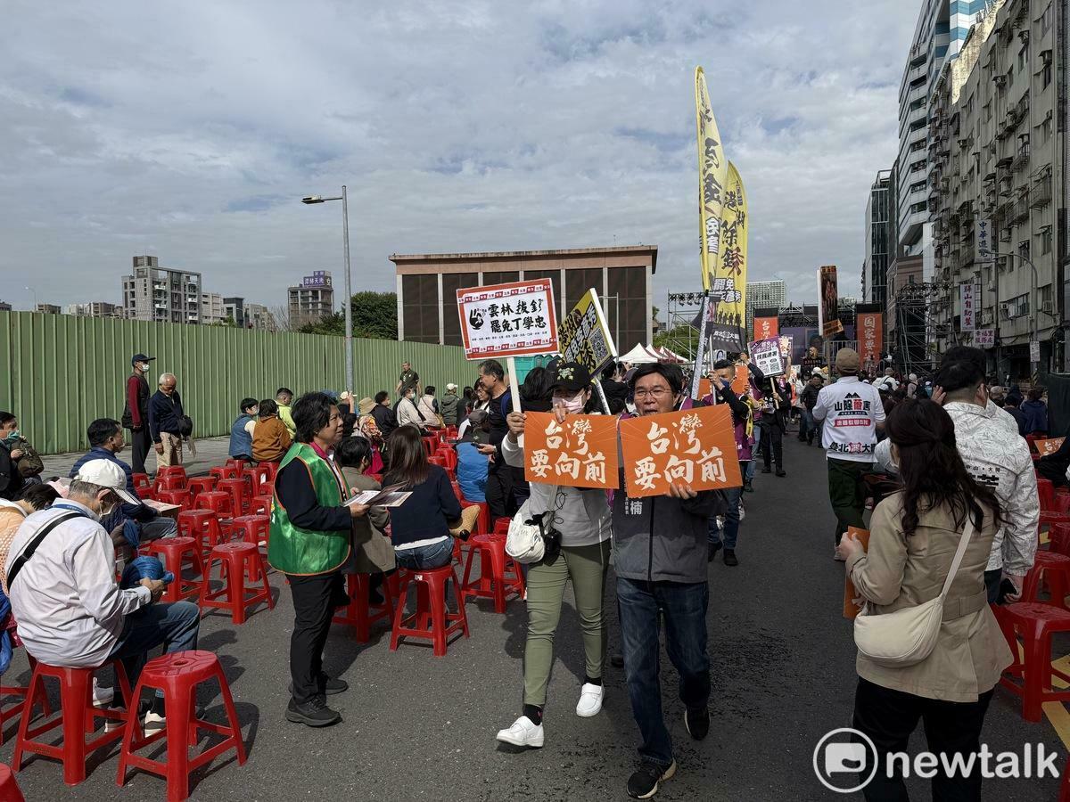 民進黨台北市黨部主委張茂楠舉看板。 圖：周煊惠 / 攝