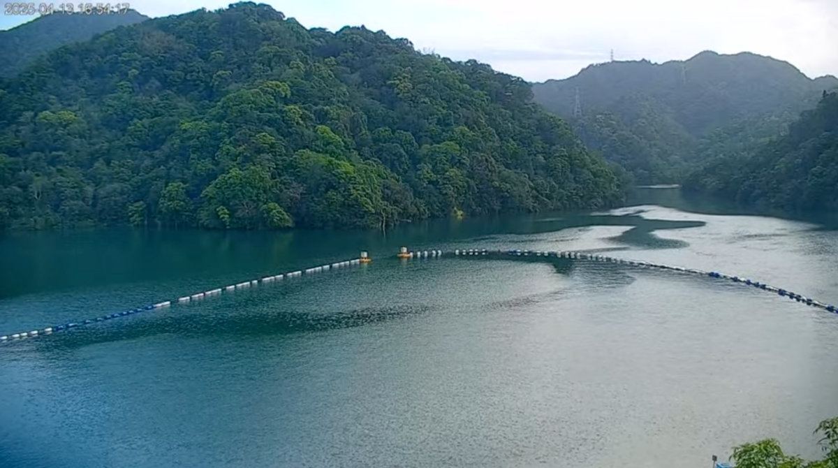 昨(12)日受到鋒面影響，北台灣有劇烈雨勢，桃園地區更傳出淹水災情。不過這波雨勢也為石門水庫帶來大進補。 圖：翻攝自石門水庫即時影像