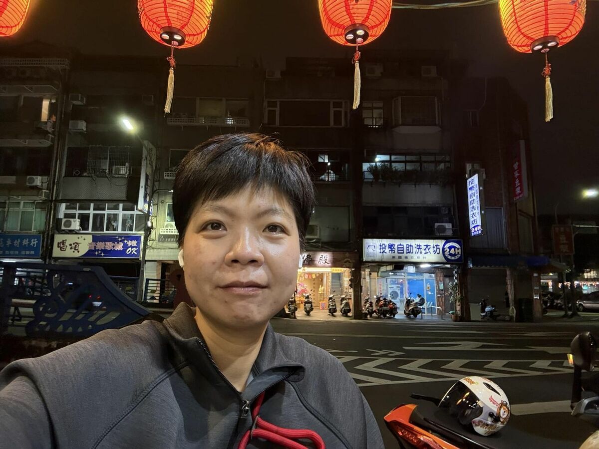 劉柏君昨po文，提到自己先前經過行天宮時，有個撐傘阿姨向她比中指，看了一下對方身後，發現有位「妹妹」跟著。（翻攝自劉柏君臉書）