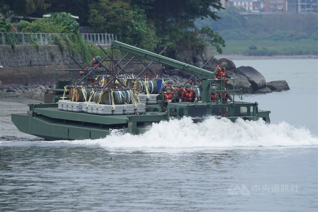 圖為國軍在淡水河口駕駛M3浮門橋車下水演練。（中央社檔案照片）