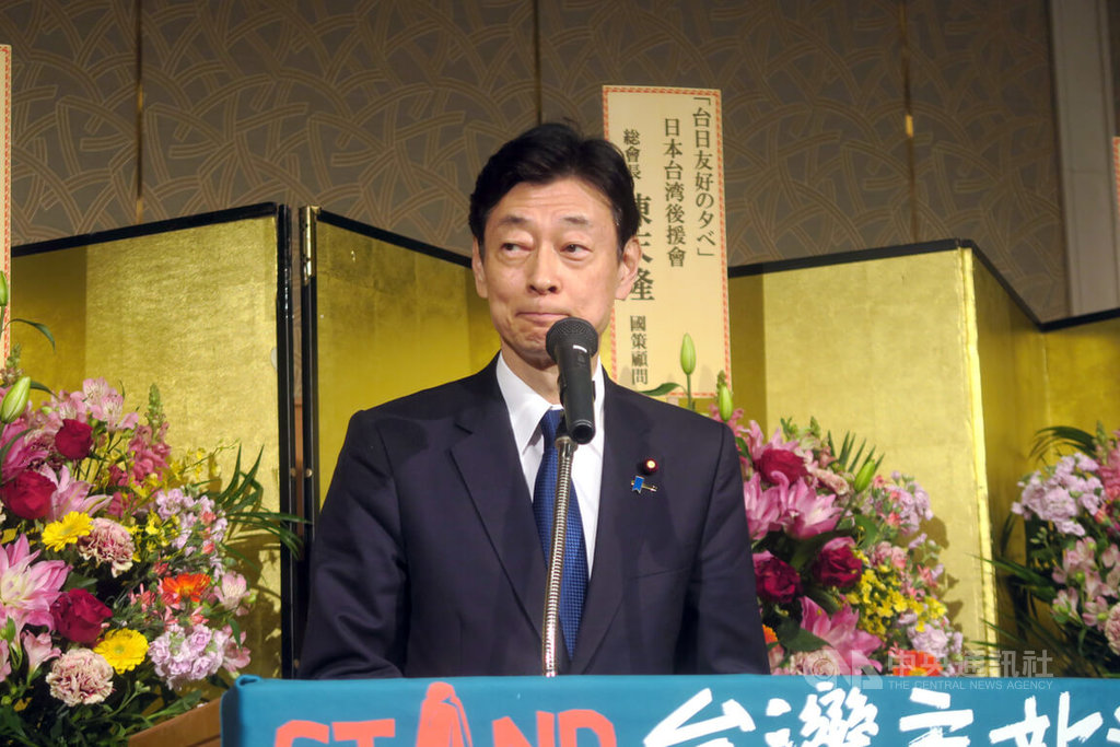 前日本經濟產業大臣、現任日本眾議員西村康稔13日於台僑聯歡晚會發表致詞表示，他會繼承已故的日本前首相安倍晉三「台灣有事即日本有事」遺志，持續發展日台關係。中央社記者吳書緯兵庫攝 114年4月13日